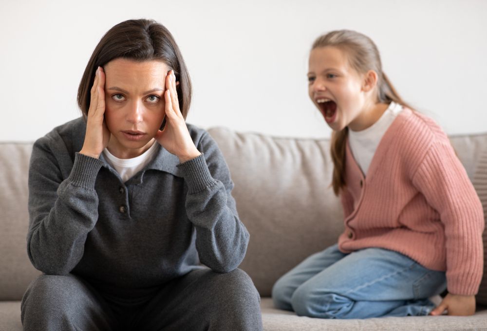 Una niña chillando a su madre. Problemas adaptativos y de conducta.